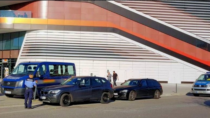 Polizeikontrolle an der East Side Mall