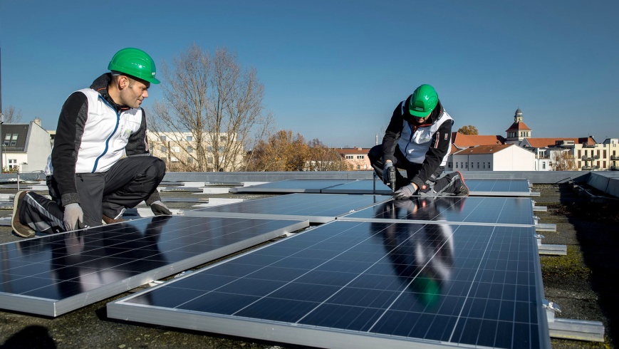 Solardachmontage der Berliner Stadtwerke