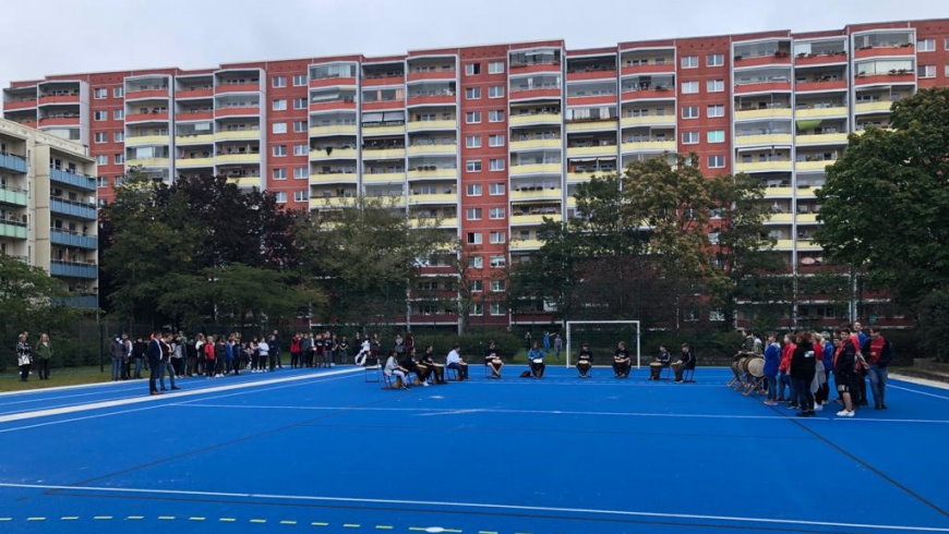 Einweihung der Sport- und Freizeitanlage Kurze Straße / Massower Straße: Trommelgruppe der SchülerInnen der Alexander-Puschkin-Oberschule bei ihrem Auftritt Foto: © Bezirksamt Lichtenberg