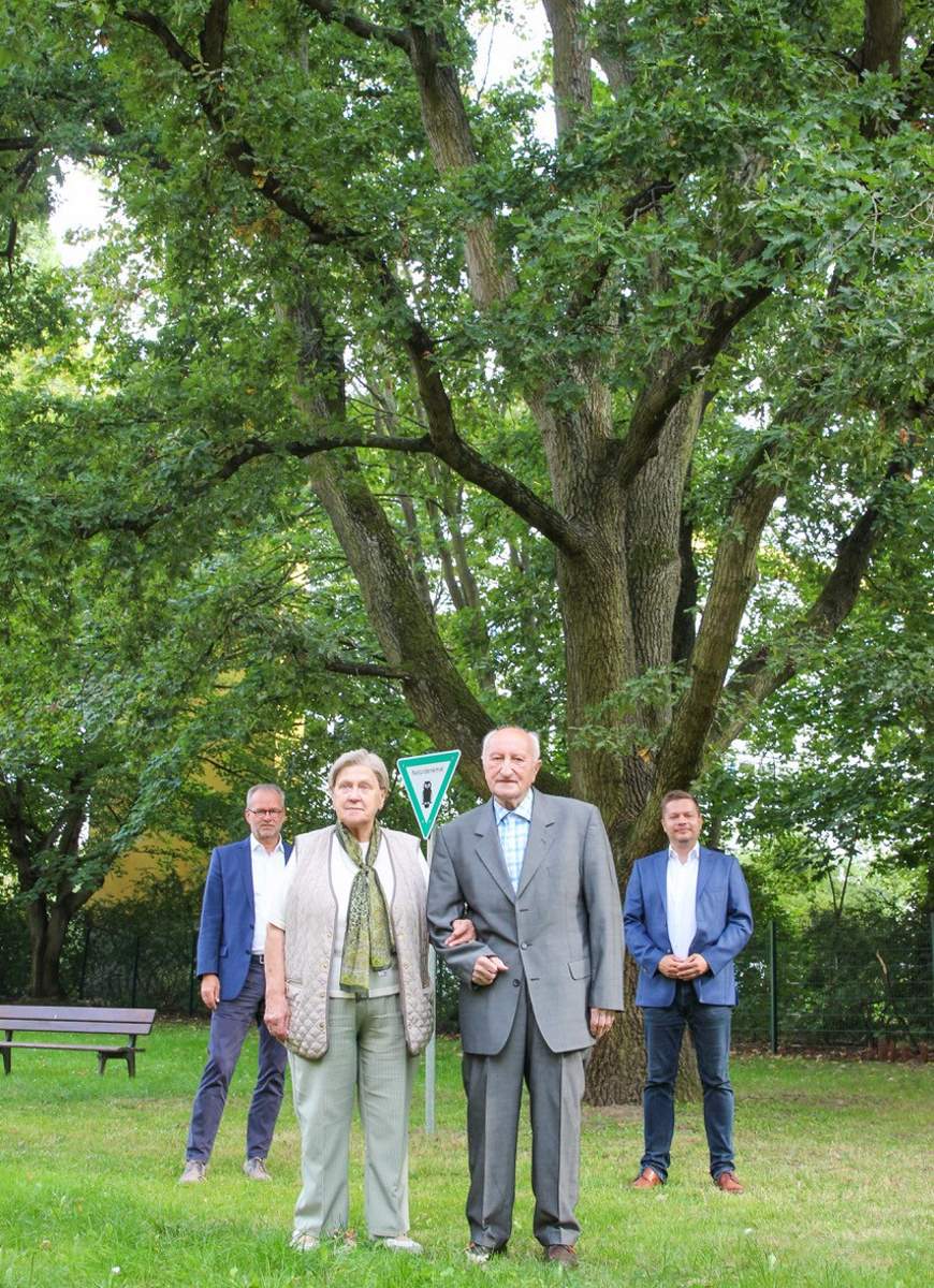 Naturdenkmal Stiel-Eiche: Ehepaar Ingeborg und Manfred Kneifel, Thomas Kleindienst (li.) und Martin Schaefer (r.) - Foto: © Wrobel, WGLi Wohnungsgenossenschaft Lichtenberg eG