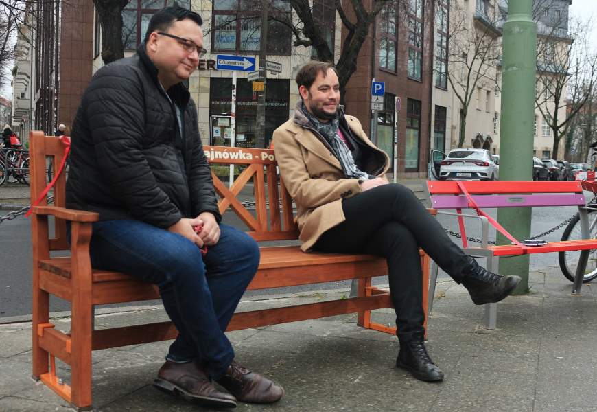 Bezirksbügermeister Michael Grunst und Künstler Robert Patz auf der Bank aus Hajnowka, Polen © Bezirksamt Lichtenberg