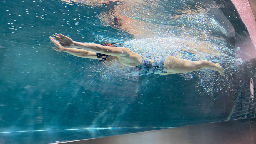 Schwimmtraining in einem Strömungskanal auf Teneriffa