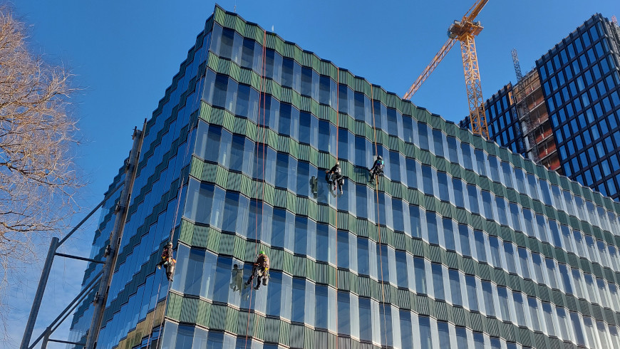 Fensterreinigung an einem Bürogebäude nahe Möckernbrücke